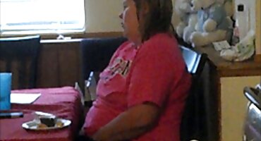 ക്ലാസ്സിലെ രണ്ട് അധ്യാപകര്ക്ക് മുന്നില് കാലുകള് വിരിച്ച് യുവാവ്