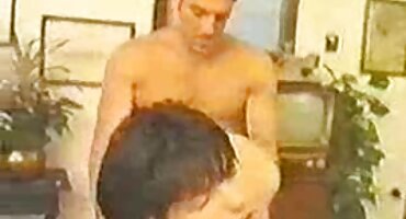 ഉം കം കം റെഡ് റെഡ് ഹെഡ് കഴുതയെ ക്ലോസറ്റിൽ അവളെ നോക്കുന്ന ഒരു വ്യക്തിക്ക് കൊടുത്തു