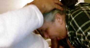 ഓഡിഷനിൽ, ടാൻഡ് ചെയ്ത ബ്ലെൻഡർ അവളുടെ ഷേവ് ചെയ്ത പുസിയുമായി കോഴിയിൽ ഇരുന്നു