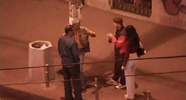 യംഗ് ലാറ്റിൻ ഷേവ് സ്ലിറ്റ് ഒരു വലിയ കോഴി ഇടത്