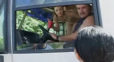 ആകർഷകമായ ബുസ്റ്റി ബ്ലൊഗ് തോട്ടക്കാരൻ മുന്നിൽ അവളുടെ പൂന്തോട്ടം വിതറുന്നു