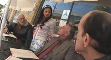 വെളുത്ത കാമുകി, പുതിയ കാമുകി എന്നിവരാൽ ബീച്ചിൽ എബണി നശിപ്പിച്ചു