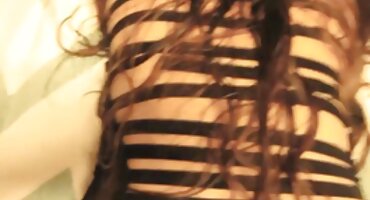 ഒരു സുന്ദരിയായ ലാറ്റിനയുടെ പുസ്സി നക്കി, പര്യവസാനം വരെ കിടക്കയിൽ കിടന്നു