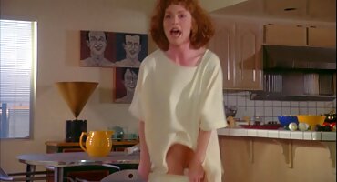 ഒരു പരിചയസമ്പന്നരായ ലാറ്റിനയുടെ നേർത്ത നഖങ്ങൾ