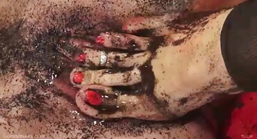 ഷോർട്ട് ഹെയർഡ് അമ്മ കാറിൽ ഡ്രൈവർ ഒരു ബ്ളോഗ് നൽകുന്നു