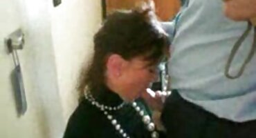 ക്യാമറയ്ക്ക് മുന്നിൽ ശക്തമായ കറുത്ത മുടിയുള്ള കോഴിയെ യുവ ഭർത്താവ് പീഡിപ്പിച്ചു