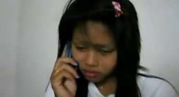 യുവാവ് സ്റ്റിക്കി കം കൊണ്ട് സുന്ദരിയുടെ മുഖം നനച്ചു