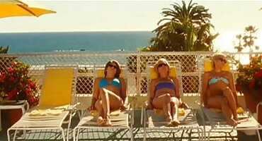 അവൾ കാമുകന്റെ മുന്നിൽ മുട്ടുകുത്തി അവളുടെ വായിൽ അവന്റെ അവസാനം