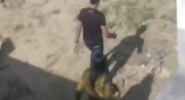 ക്യാമറയ്ക്ക് മുന്നിൽ രണ്ട് ആൺകുട്ടികളുടെ കോക്സ് ഓഫ് ഗേൾ ഫാൻസ്