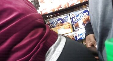 നന്നായി വിശ്രമിച്ച ബ്രൂണെറ്റുകൾ കുളത്തിനടുത്തുള്ള മനുഷ്യനെ ഫക്ക് ചെയ്യുന്നു