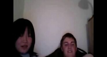 തറയിൽ ഇരുണ്ട ഹ്യൂഡ് മനുഷ്യൻ വലിയ കഴുത കൊണ്ട് പക്വത ഇരട്ട-വംശീയ