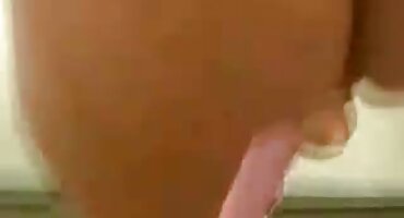 റെഡ്ഹെഡ് പെൺകുട്ടി ഒരു വൃത്തികെട്ട സ്വെറ്റർ ഉണ്ട്