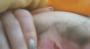 ബ്ലാക്ക് ഹെയർഡ്രെസിംഗ് ഇല്ലാത്ത ഒരു യുവ സുന്ദരി ഒരു കറുത്ത മുടിയുള്ള ആൺകുട്ടിയോട് കീഴടങ്ങി