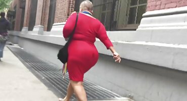 ഇറുകിയ സ്ലിറ്റ് ഒരു കറുത്ത റബ്ബർ കോഴി കുലുക്കുന്നു