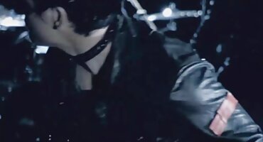 ഏഷ്യൻ ആനി ലീ ഒരു പച്ചക്കറി ഉപയോഗിച്ച് മാസ്ക് ശ്രമിക്കുന്നു