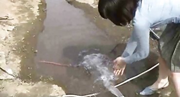 ചേട്ടൻ ഒരു സുന്ദരമായ മുഖം കൊണ്ട് സഹോദരി ഷേവ് ചെയ്ത പുസിയെ പ്രയോജനപ്പെടുത്തി