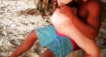 കട്ടിയുള്ള ഫാലസ് വലിയ ടിറ്റുകൾ കൊണ്ട് അനലോഗ് സ്ത്രീ നീട്ടി