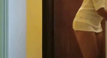 യുവ സ്ലട്ട് ഒരു മനോഹരമായ ജെന്റിൽമാൻ കൂടെ കിടക്കയിൽ ഓൺ തിരിഞ്ഞു