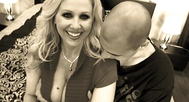 റഷ്യൻ സുന്ദരി കാമുകന്റെ കോഴിയിൽ ഒരു അനൽ ജമ്പ് ചെയ്തു