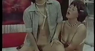 സുതാര്യമായ നീന്തൽക്കുളത്തിൽ പെൺകുട്ടി ഒരു സൂപ്പർ-സെ ഫക്ക് വേണ്ടി കാമുകനെ വശീകരിച്ചു