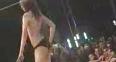 ഒരു പക്വതയുള്ള മനുഷ്യൻ ഒരു പരിചയസമ്പന്നനായ റെഡ്ഹെഡ് സ്ലട്ട് വിളിച്ച് അവളെ കഴുതയിൽ കിടത്തി