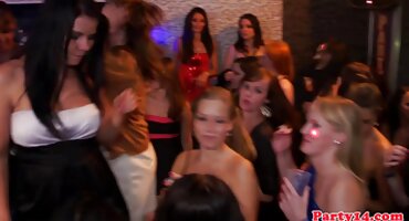 അവൾ അവളുടെ ഭർത്താവിന്റെ കോഴി വായിൽ പ്രോസസ്സ് അവളുടെ വായിൽ കം നേടുകയും കഴിഞ്ഞു