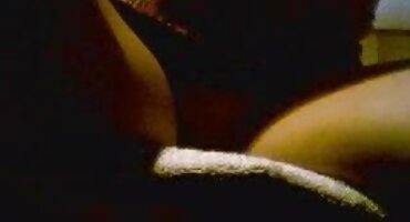 അവൾ ഒരു പാവപ്പെട്ട രൂപത്തിൽ ഒരു കറുത്ത മനുഷ്യന്റെ മുന്നിൽ പ്രത്യക്ഷപ്പെടുകയും ഇണചേരൽ പ്രകോപിപ്പിക്കുകയും ചെയ്തു.