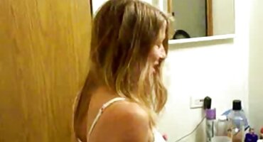 കാമുകൻ ഒരു വിലയേറിയ മുയൽ വസ്ത്രം ധരിച്ച് വെളുത്തുള്ളിക്ക് ഒരു ബ്ളോഗ് നൽകി