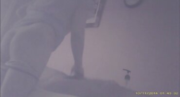 റഷ്യൻ വിദ്യാർത്ഥി വലിയ കിടക്കയിൽ മുഷിഞ്ഞ