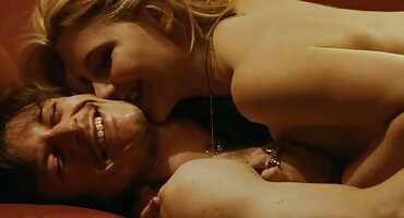 ലവ് സ്ട്രാപ്പറുമായി സ്വകാര്യ ഹുക്ക്-അപ്പ്