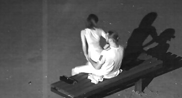 കാലുകൾക്കിടയിലുള്ള ചൊറിച്ചിൽ കാരണം സ്പോർട്സ് ഉപകരണങ്ങൾക്കെതിരെ ഏഷ്യൻ യോനിയിൽ തേയ്ക്കുന്നു