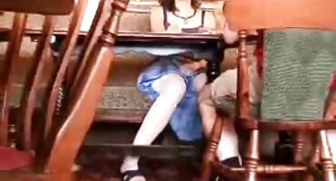 നഗ്ന ലാറ്റിന ലാറ്റിന ആകാംക്ഷയോടെ ഇണചേർന്ന് കുടിക്കുകയും കം