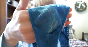 അടുക്കളയിൽ കരുത്തനായ ഒരു മനുഷ്യൻ നശിപ്പിച്ച യംഗ് ബ്രൌണിംഗ് റിസ്കി