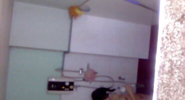 വെളുത്ത സ്റ്റോക്കിംഗിൽ സ്ലിം പെൺകുട്ടി ഉപയോഗിച്ച് വീട്ടിൽ ഗർഭം