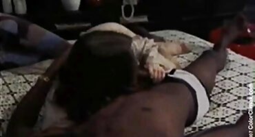 നൈപുണ്യമുള്ള സെഡർ വീട്ടിൽ അശ്ലീലം ചിത്രീകരിക്കുന്ന ഒരു പോലീസ് ആകൃതിയിൽ ഒരു പെൺകുട്ടി ഉണ്ട്