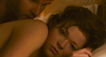 വെളുത്തുള്ളി അടുക്കളയിൽ കുനിഞ്ഞ് ഒരു ആൺകുട്ടിയെ എളുപ്പത്തിൽ വശീകരിച്ചു