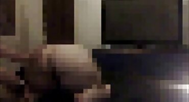 കാമുകി ആകർഷണീയമായ കോഴി മുന്നിൽ ചാടി തുടങ്ങി