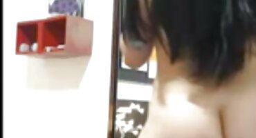 റഷ്യൻ വേലക്കാരി പുരുഷന്റെ മുന്നിൽ അവളുടെ പാവാട പൊക്കി അത്യാഗ്രഹത്തോടെ