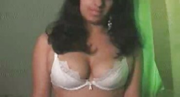 ലജ്ജാകരമായ പെൺകുട്ടി വിജയകരമായി അവളുടെ കഴുത ഒരു കാമുകനെ വശീകരിക്കുകയും ഗുണമേന്മയുള്ള ലഭിക്കുന്നു