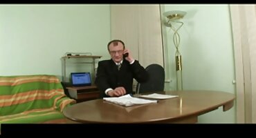 വെളുത്ത കണ്ണുകളുള്ള ഇരുണ്ട മുടിയുള്ള സ്റ്റെപ്സിസ്റ്റർഃ നൃത്തം