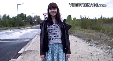 ടാറ്റൂ ചെയ്ത മസാജ് ക്ലയന്റിന്റെ ക്രോച്ച് ഉപയോഗിച്ച് കളിക്കുന്നു