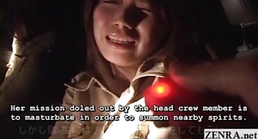 പഴയ സ്ത്രീ ശ്രദ്ധാപൂർവ്വം തന്റെ കാമുകന്റെ ലിംഗം വലിച്ചെടുക്കുന്നു