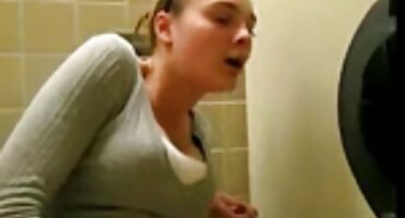 കൗമാരം shabolda writhes നിന്ന് shaved pussy masturbation