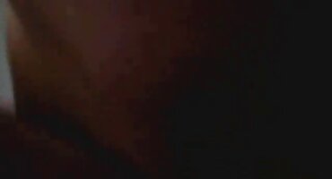 അവളുടെ കഴുത്തിൽ കോഴി ലഭിക്കാൻ തയ്യാറാണ് ലാറ്റിന