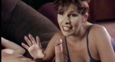 ഒരു വലിയ കോഴി ഇരിക്കുന്ന ഫിഷ്നെത്സ് മുടി ഏഷ്യൻ